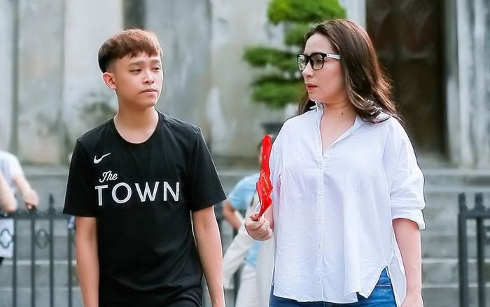 Nhìn lại clip Hồ Văn Cường chân trần biểu diễn, xin tiền từ thiện nuôi em khiến nhiều người cay khoé mắt