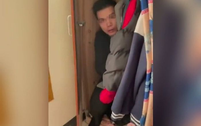 Chồng đi xa về thấy thợ sửa ống nước trốn trong tủ nên nghi vợ ngoại tình, cái kết ngoài tưởng tượng