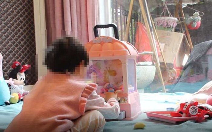 Bé gái mẫu giáo bị rách vùng kín và khâu 7 mũi, lời trần tình của nhà trường khiến phụ huynh phẫn nộ