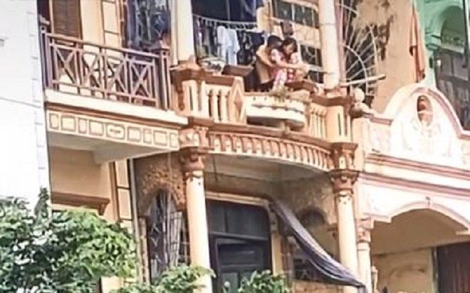 Thản nhiên sờ soạng bạn gái ngoài ban công, chàng trai có hành động gây chú ý khi phát hiện bị quay lén