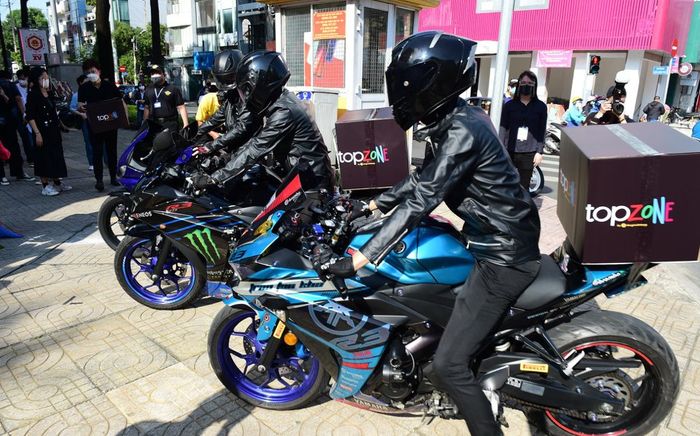 Bất ngờ thú vị trước dàn moto 'cool ngầu' giao iPhone 13 theo phong cách TopZone