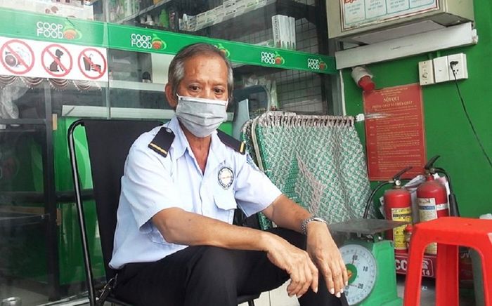 Dàn cảnh vờ ngất xỉu, nhờ nhân viên bảo vệ vào cửa hàng mua nước rồi trộm xe SH