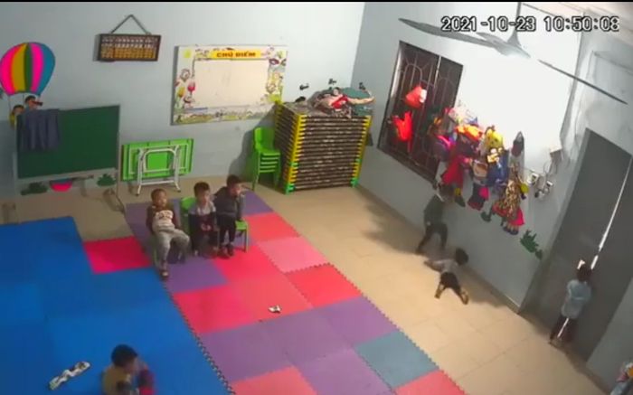 Xôn xao đoạn clip bé gái 2 tuổi bị bạn học đánh dã man ngay trong lớp