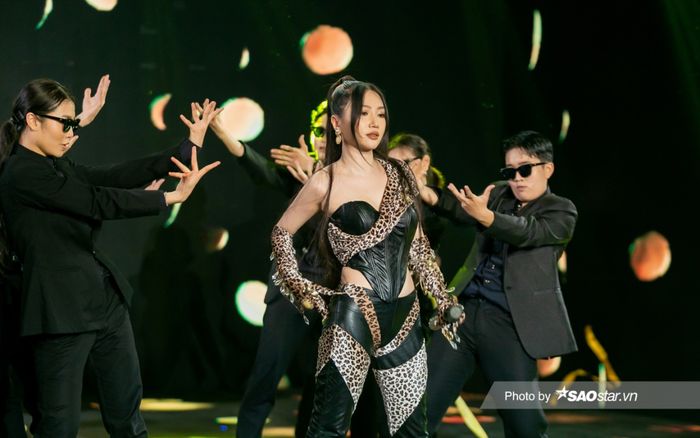 Outfit 'đầy mùi tiền' siêu thú vị của Orange tại bán kết The Heroes