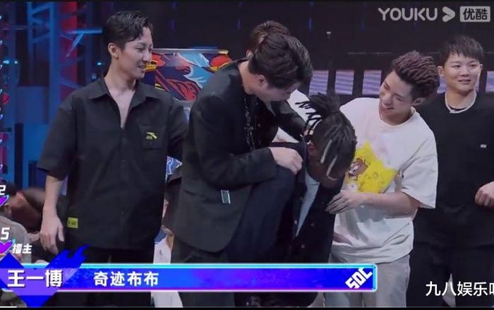 Vương Nhất Bác hào hứng 'ôm gấu', tình bạn với vũ công khiến dân tình trầm trồ