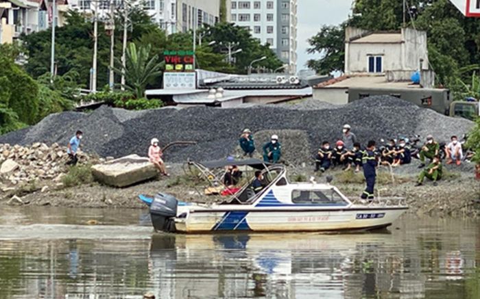 Cảnh sát lặn tìm người đàn ông vừa khỏi Covid-19, nghi nhảy cầu