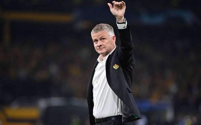 CĐV Liverpool 'động viên' HLV Solskjaer: Hãy ở lại với Man United!