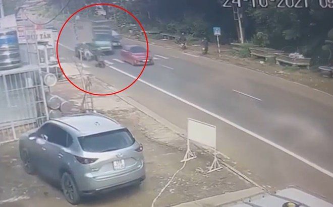 Clip: Khoảnh khắc xe tải gây tai nạn liên hoàn khiến nhiều người bị thương, 1 xe con tông vào nhà dân