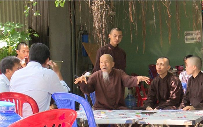 Con trai chủ 'Tịnh thất Bồng Lai' bất ngờ tiết lộ loạt hành vi sai trái của bố ruột trên livestream