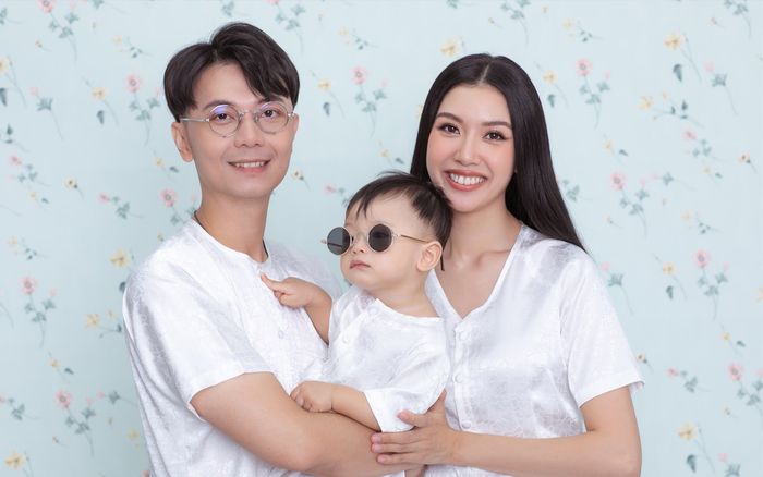 Cả nhà Á hậu Thuý Vân quây quần chụp ảnh mừng sinh nhật con trai 1 tuổi