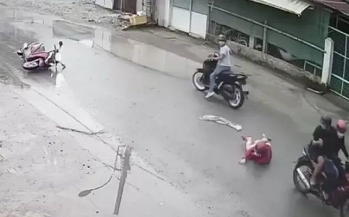 Ớn lạnh cảnh cô gái bị cướp áp sát giật điện thoại, kéo lê trên đường khi cố giằng lại tài sản