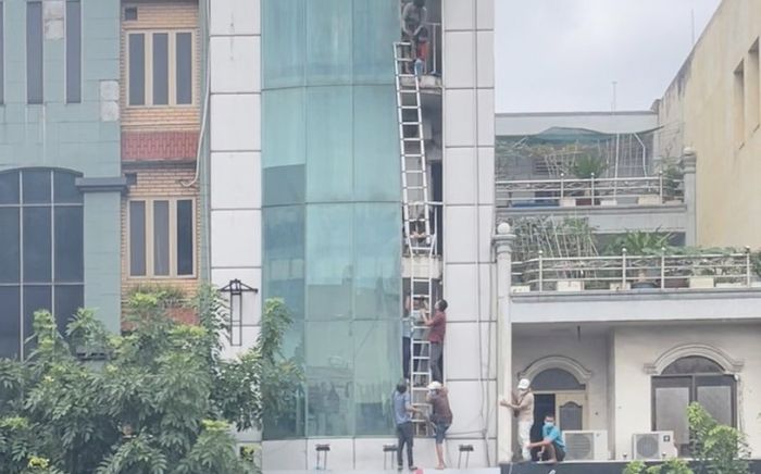 Cháy căn nhà 5 tầng ở TP.HCM, một thanh niên trượt chân rơi từ tầng 4 xuống đất