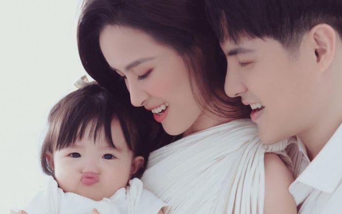 Đông Nhi - Ông Cao Thắng khoe bộ ảnh cưng xỉu bên bé Winnie, đếm ngược chờ ngày thôi nôi con gái