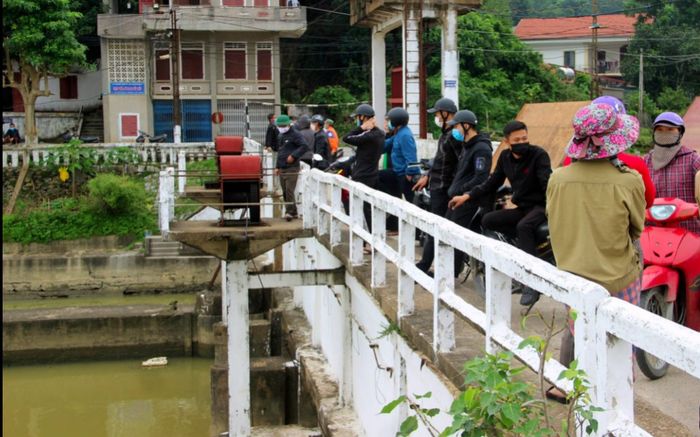 Bé trai 8 tuổi mất tích bí ẩn khi đuổi theo quả bóng