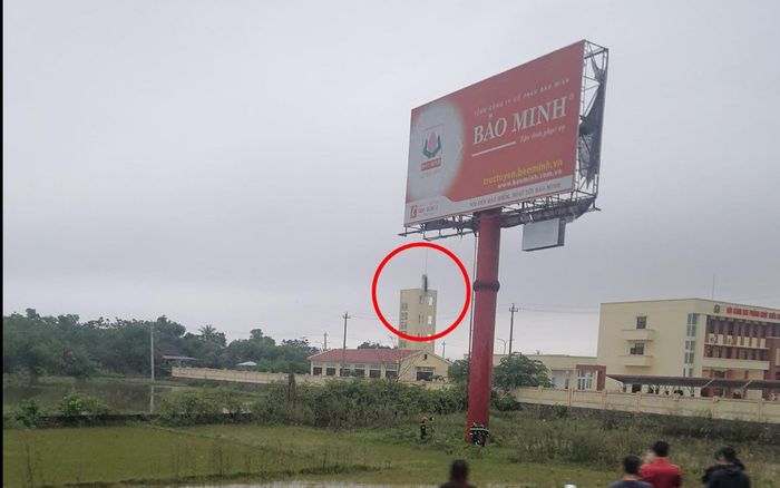 Phát hiện người đàn ông tử vong trong tư thế treo cổ trên biển quảng cáo