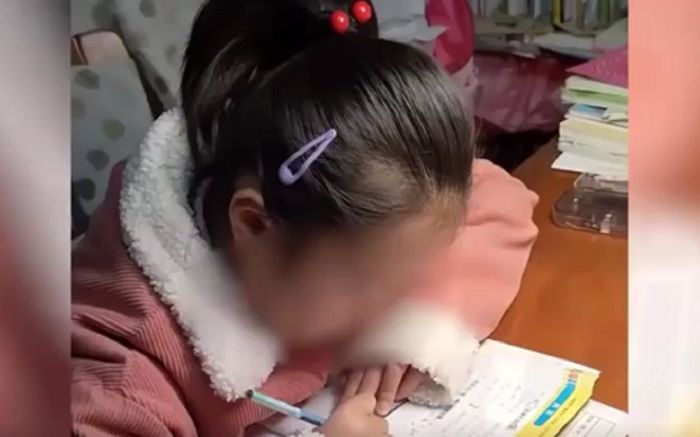 Dạy con làm bài mãi không xong, mẹ là nghiên cứu sinh tiến sĩ bật khóc nức nở