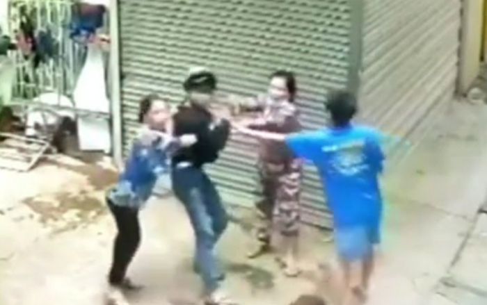 Clip: Đang mở khóa định trộm xe máy, nam thanh niên bất ngờ bị hai người phụ nữ 'tóm sống'