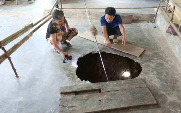 'Hố tử thần' xuất hiện bí ẩn trước nhà khiến cả gia đình phải sơ tán