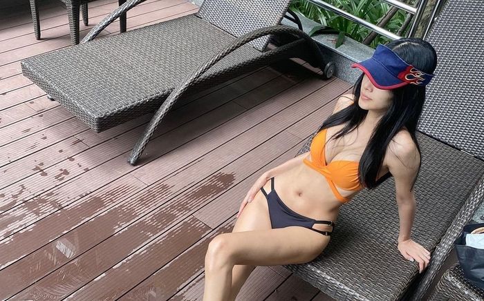 Giữa lùm xùm sau cánh gà, Hoàng Thùy ung dung diện đồ cũ đi bơi, khoe hình thể nét căng