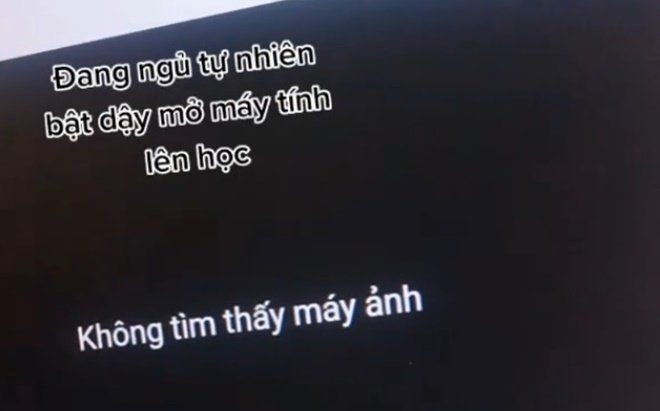 Đang ngủ vội bật dậy học online nhưng không có ai trong lớp, nữ sinh nhìn lại đồng hồ mới hiểu ra tại sao