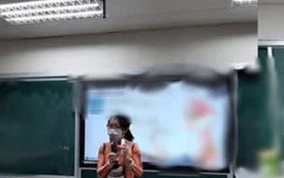 Xuất hiện trong giờ Sinh học, cô giáo khiến cả lớp nhìn chằm chằm vào bộ trang phục đang diện trên người