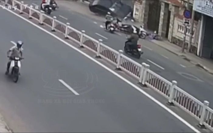 Clip: Xe ô tô bất ngờ mất lái lao sang làn đường đối diện húc văng hàng loạt xe máy