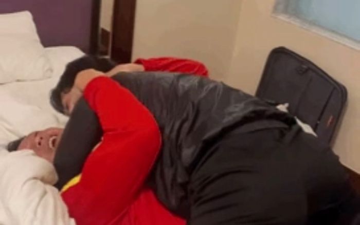 Cận cảnh thủ môn Bùi Tấn Trường tung 'clip nóng' bị Công Phượng 'cưỡng hôn'