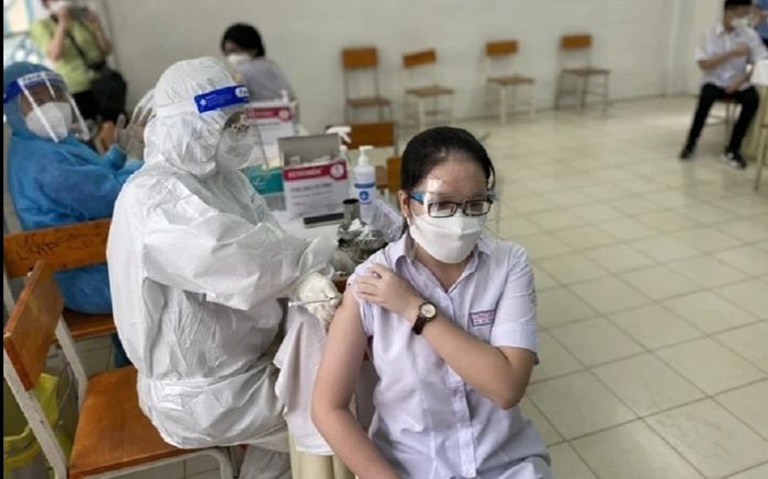 Tiêm vaccine Covid-19 cho trẻ em: Cha mẹ lưu ý gì khi theo dõi tại nhà, chế độ dinh dưỡng đảm bảo ra sao?