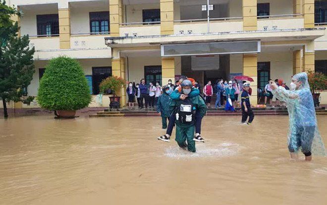 Lực lượng chức năng dùng xuồng hơi giải cứu hàng trăm học sinh kẹt trong trường bị nước lũ bao vây