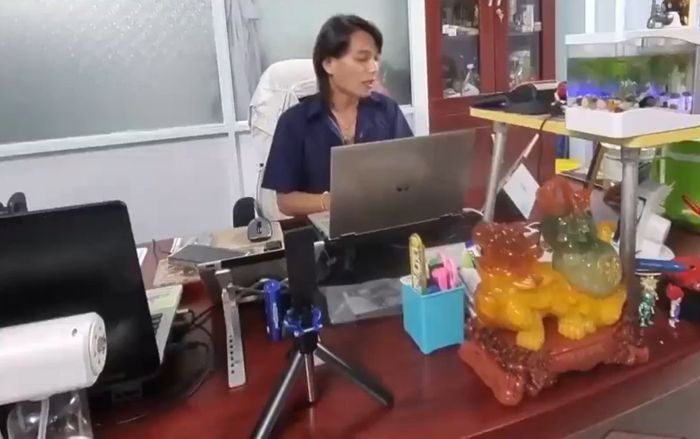 Người tự xưng con trai Lê Tùng Vân đáp lại yêu cầu xét nghiệm ADN, đưa ra bức ảnh chứng minh mối quan hệ