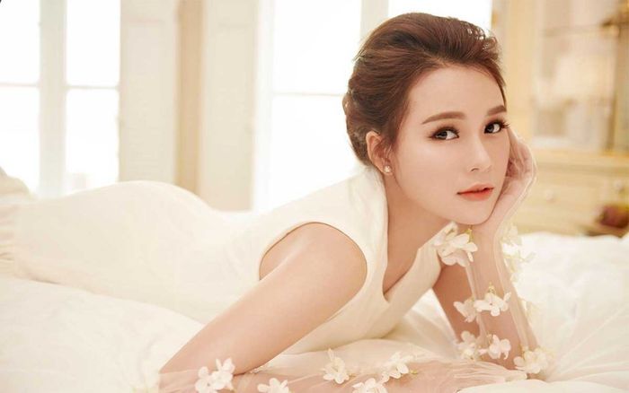 Không chỉ kiếm tiền giỏi, Sam còn khiến netizen 'ngất lịm' trước loạt ảnh quyến rũ