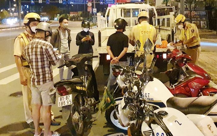 Ngày đầu quán nhậu bán tại chỗ, nhiều trường hợp vi phạm nồng độ cồn bị xử phạt