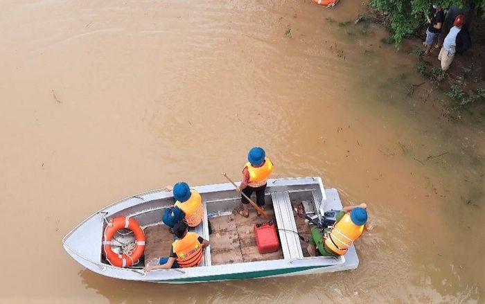 Tìm kiếm nữ sinh lớp 8 mất tích trên sông, nghi nhảy cầu tự tử
