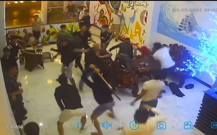 Hàng chục thanh niên cầm hung khí lao vào hỗn chiến trong quán karaoke