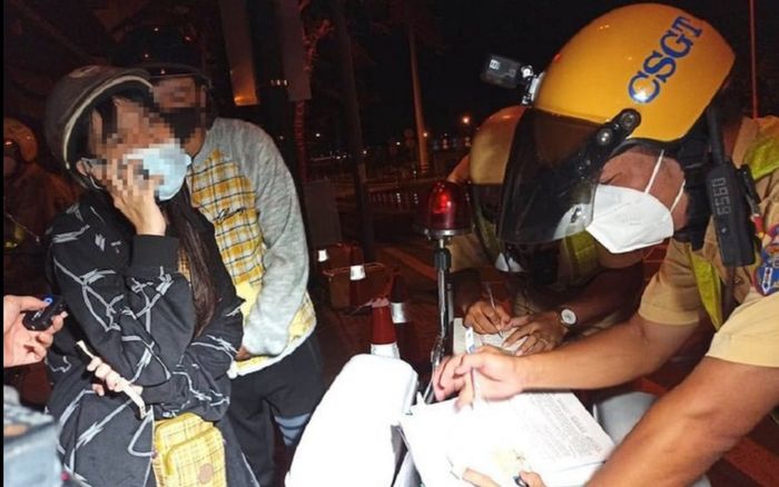 TP.HCM: Cô gái có dấu hiệu say xỉn cự cãi với CSGT và lớn tiếng dọa 'biết bố tao là ai không?'