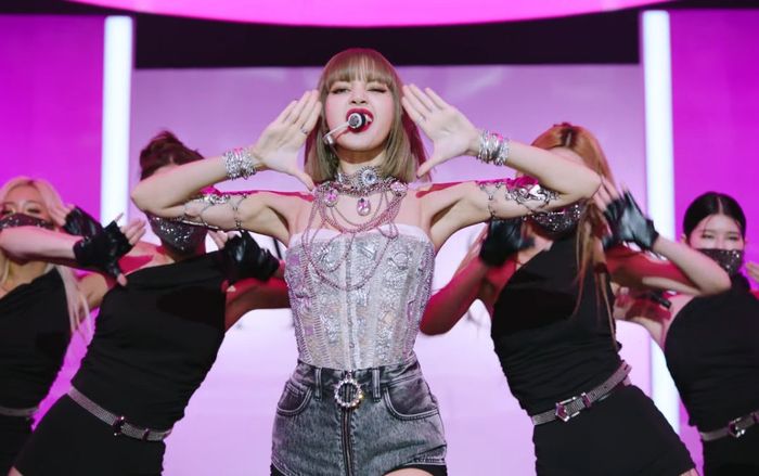Lisa (BlackPink) trở thành nữ nghệ sĩ solo KPop đầu tiên đạt được điều này trên BXH Vương quốc Anh