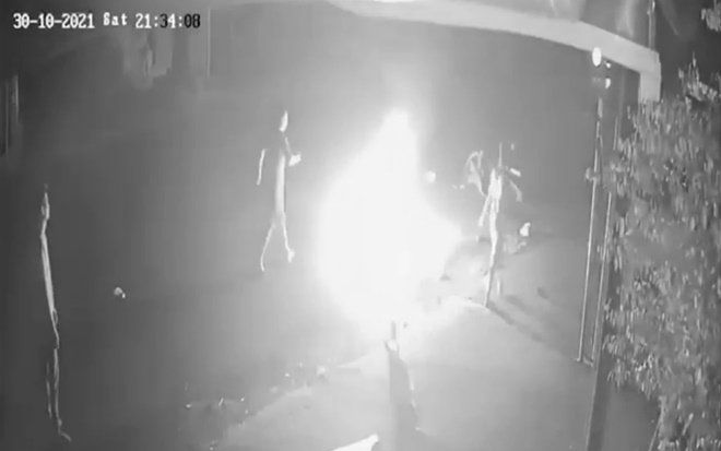 Mâu thuẫn lúc ăn nhậu, đối tượng châm lửa đốt xe của đối thủ gây náo loạn đường phố