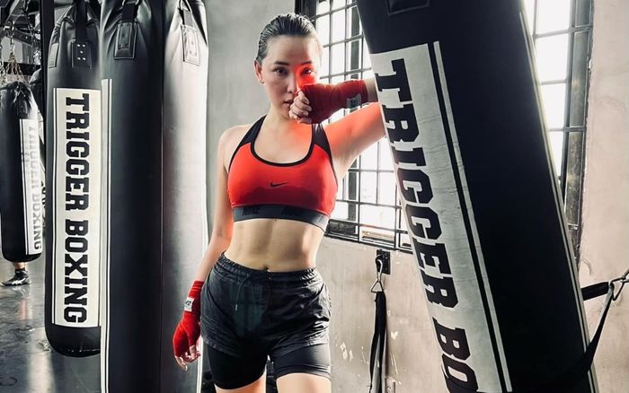 Quỳnh Thư 'nổi loạn' với hình ảnh mạnh mẽ nhưng không kém phần nóng bỏng