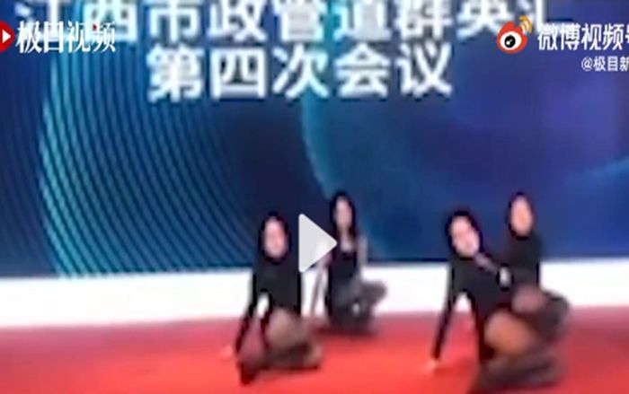 Dân mạng tranh cãi về màn múa cột tại một hội nghị ở Trung Quốc
