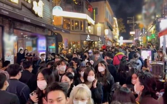Đường phố Hàn Quốc đông đến 'nghẹt thở' trong đêm Halloween, dân tình lên tiếng tranh luận