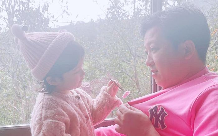 Trường Giang - Nhã Phương hé lộ cận cảnh gương mặt nhóc tỳ, nhan sắc ra sao ai cũng trầm trồ?