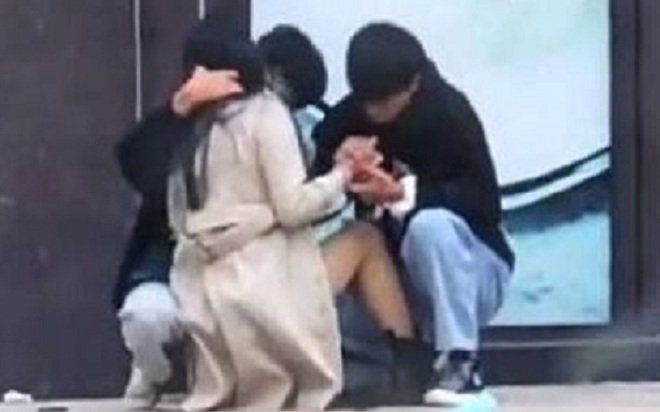 2 nam 1 nữ ôm hôn tình cảm trên phố, mối quan hệ tay 3 khiến dư luận dậy sóng