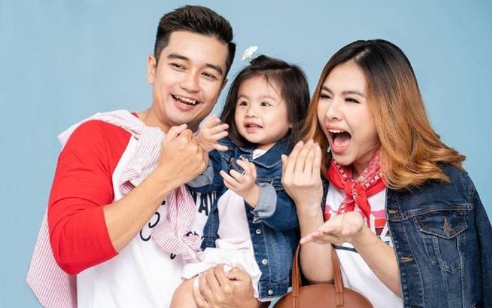 Không chỉ Vân Trang, những gia đình sao Việt này cũng hạnh phúc đón song thai