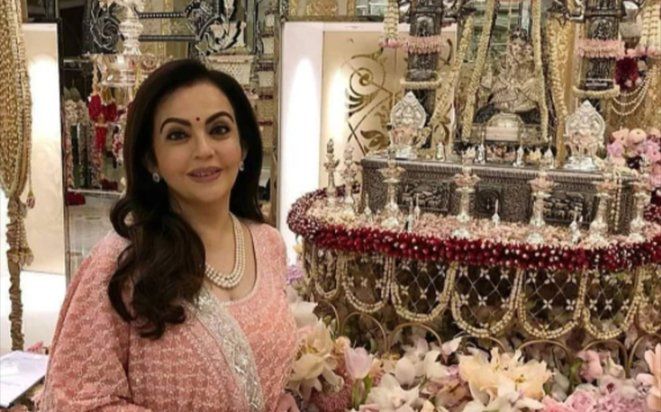 Cuộc sống của phu nhân tỷ phú giàu nhất châu Á: Dùng son môi 50.000 USD, mặc chiếc sari đắt nhất thế giới