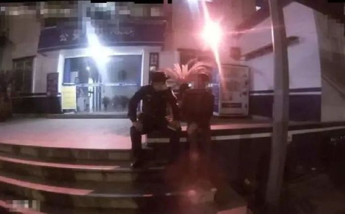 Người đàn ông ngồi khóc trên đường lúc 1h sáng, cảnh tiếp theo khiến ai nấy xúc động