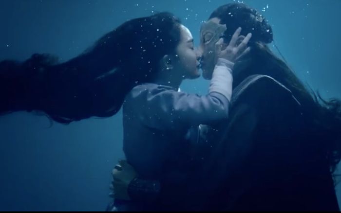 Đỏ mặt với cảnh hôn nhau đắm đuối dưới nước của Dương Mịch và Trần Vỹ Đình ở trailer 'Hộc châu phu nhân'