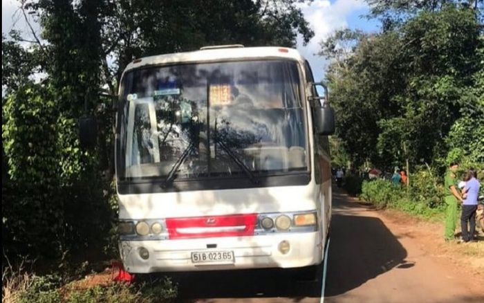 Xe đưa đón học sinh quên không đóng cửa, một em ngã xuống đường bị bánh xe cán tử vong tại chỗ