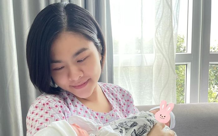 Vân Trang lộ diện sau sinh cùng hai nhóc tỳ, nhắn nhủ lời cảm ơn đến mọi người