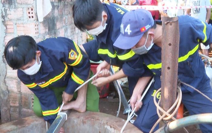 Cháu bé 3 tuổi rơi xuống giếng sâu 30m tử vong thương tâm