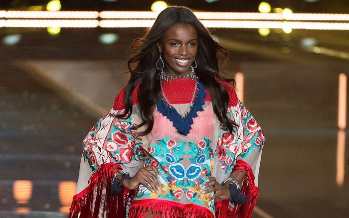 Người mẫu da đen Victoria's Secret bức xúc vì bị trang điểm như thợ mỏ